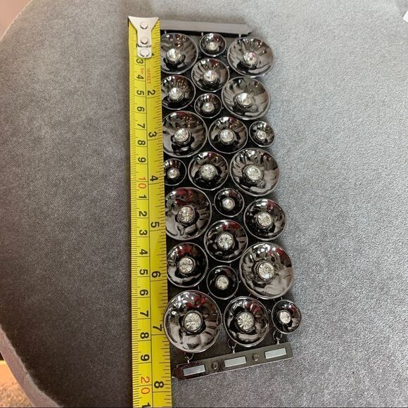 Dark Silvertone hammered metal circular rhinestone cluster magnetic bracelet - Picture 7 of 9